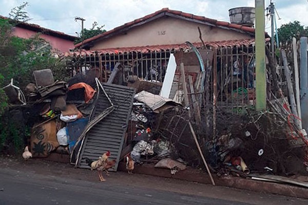 Moradores voltam a denunciar residência abarrotada de lixo e bichos em Patos de Minas 