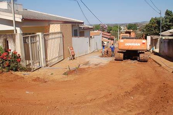 Obras de drenagem que ameaçam residências no bairro Rosário são paralisadas