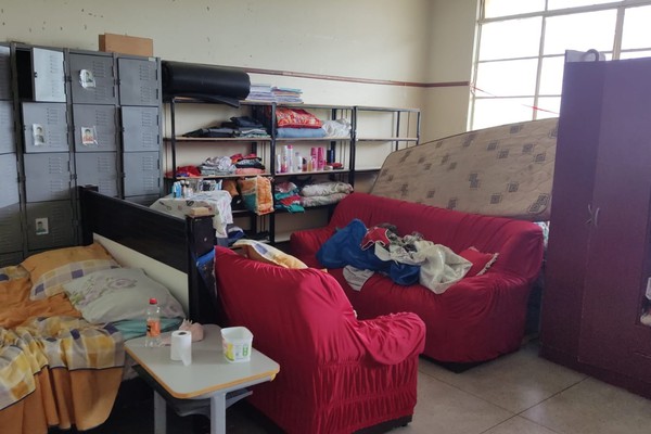 Famílias desalojadas recebem abrigo em escola e sonham em voltar para casa em Patos de Minas