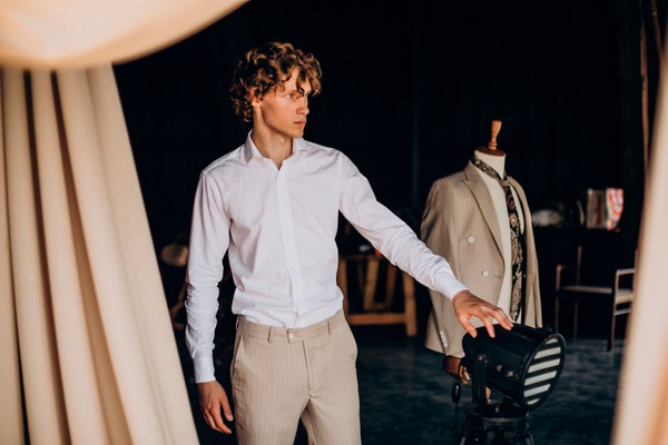 O papel das peças essenciais na moda masculina contemporânea