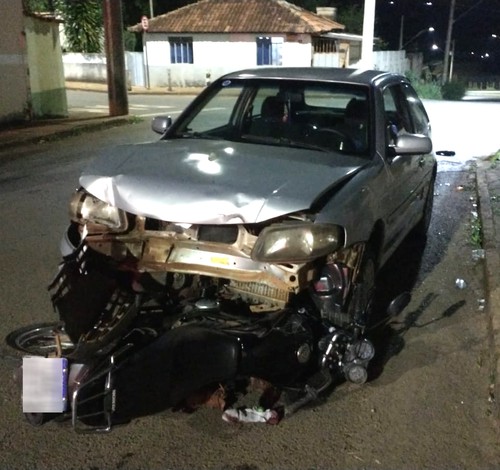 Motociclista é arrastado e tem fratura exposta em acidente com carro em Lagoa Formosa