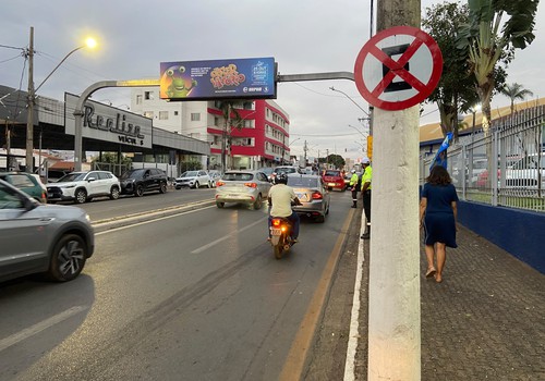 Primeiro dia de proibição de parada em frente a colégio, tem fiscalização reforçada e irritação de pais