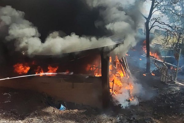 Incêndio em vegetação atinge barracão com sucata de aparelhos de academia em Patos de Minas