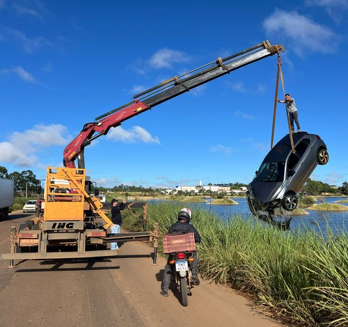 Motorista perde o controle da direção na MG 235 e carro vai parar dentro de represa em São Gotardo