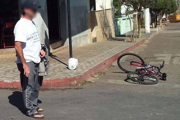Aposentado impede furto de bicicleta, mas é agredido e ameaçado pelos ladrões