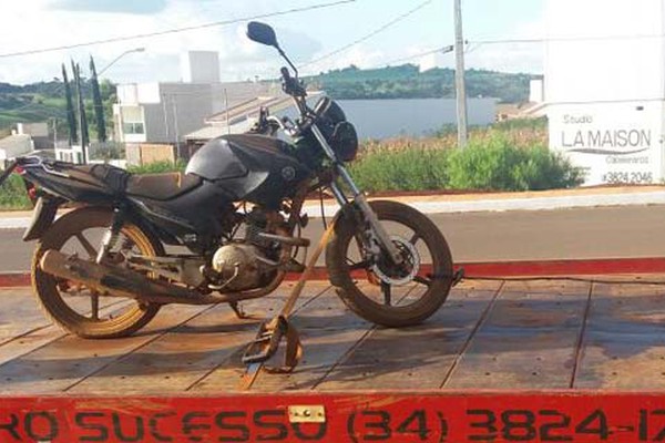 Moto sem placa e sem queixa de furto é encontrada abandonada em estrada de Lagoa Formosa