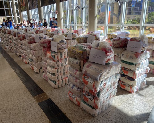 Estudantes do UNIPAM doam oito toneladas de alimentos para entidades de Patos de Minas