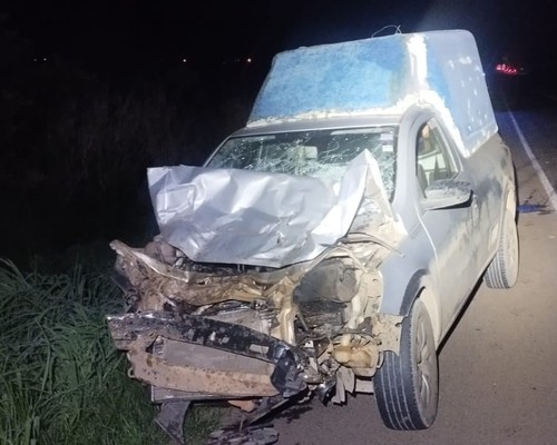 Motorista perde controle de caminhonete após pneu estourar e bate em picape na BR352