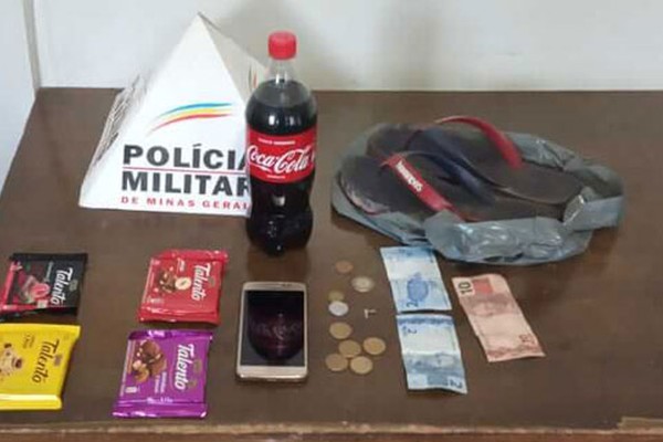 Jovens são presos em Patrocínio após furto de barras de chocolate, chinelo e refrigerante em atacadista