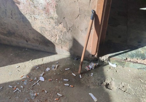Jovem de 24 anos é preso após ameaçar e agredir esposa com pedaço de cabo de vassoura em Patos de Minas