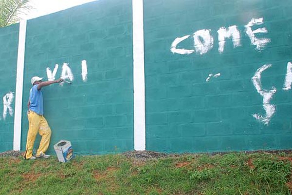 Após ser vandalizado, estádio do Mamoré passa por pintura para apagar pichações