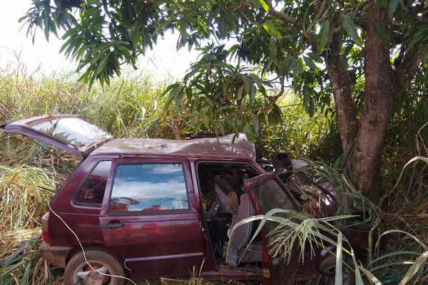 Motorista perde o controle na estrada das Rações Patense, bate em árvore e deixa 5 feridos