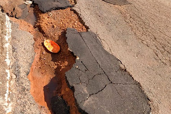 Menos de uma semana após tapa-buracos, rua no bairro Cidade Nova volta a ser danificada