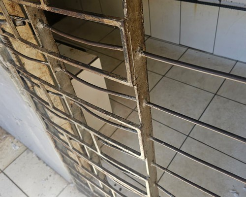 Homem entorta grades de cela da delegacia após série de perturbações em Patos de Minas