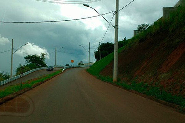 Prefeitura instala proteções em local perigoso de Patos de Minas para evitar acidentes