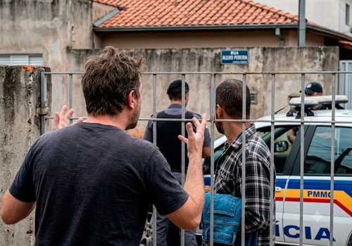 Homem pede ajuda, morador sensibilizado oferece calça e acaba ameaçado dentro de casa