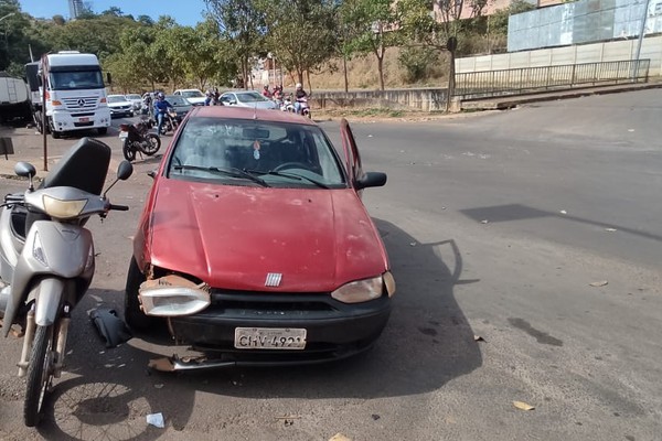 Carro perde freio na Avenida Fátima Porto e deixa dois motociclistas feridos em Patos de Minas