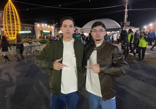 Conheça Kaique e Thiago os maiores fãs da Fenamilho, pelo menos é o que eles dizem; veja ao vivo
