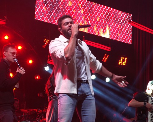 Henrique e Juliano embalam uma multidão com o sucesso “Flor e o Beija-Flor” na Fenamilho 2026; veja ao vivo