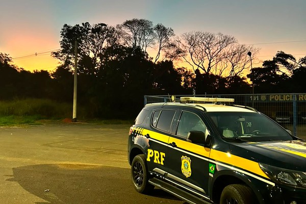 PRF apreende cocaína e ecstasy na BR-365 e prende três homens por tráfico de drogas