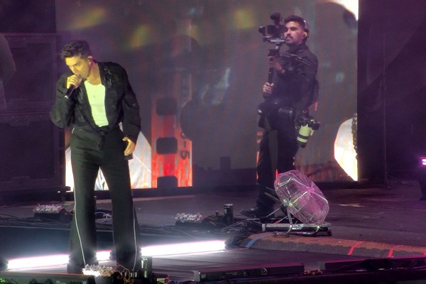 Após Rodeio, Luan Santana canta para um grande público nesta sexta de Fenamilho 2026