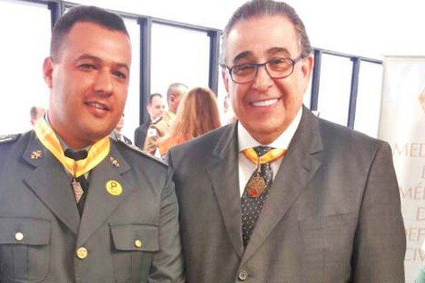 Comandante dos Bombeiros de Patos de Minas recebe medalha de Mérito de Defesa Civil