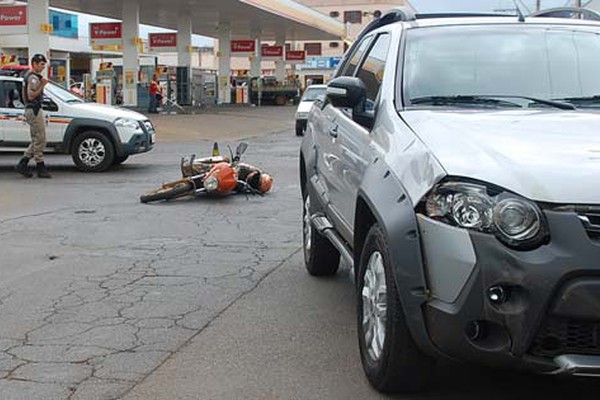 Mototaxista fica ferido ao bater em pick up em mais um acidente em Patos de Minas