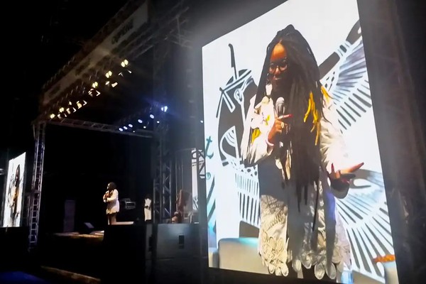 “Racismo foi reduzido a chamar alguém de macaco”, critica escritora