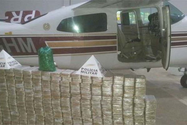 PM e PF aprendem 430kg de pasta base de cocaína em avião em Minas Gerais