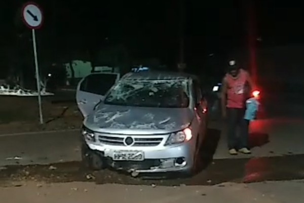 Homem fica ferido após perder controle direcional, capotar veículo e fugir do local em Patos de Minas