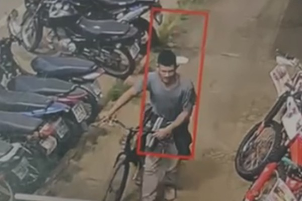 Imagens mostram indivíduo de bicicleta furtando sorrateiramente outra bicicleta em Patos de Minas