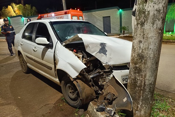 Motorista com fortes sinais de embriaguez bate em cheio em poste na Rua Major Gote