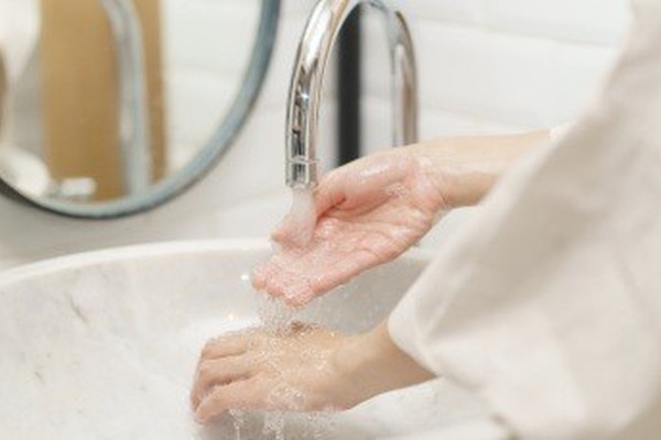 Carrefour é condenado a indenizar operadora de caixa por limitar ida ao banheiro em Uberlândia