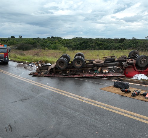 Caminhão carregado com açúcar capota perto de Catiara e motorista morre preso às ferragens na BR 146