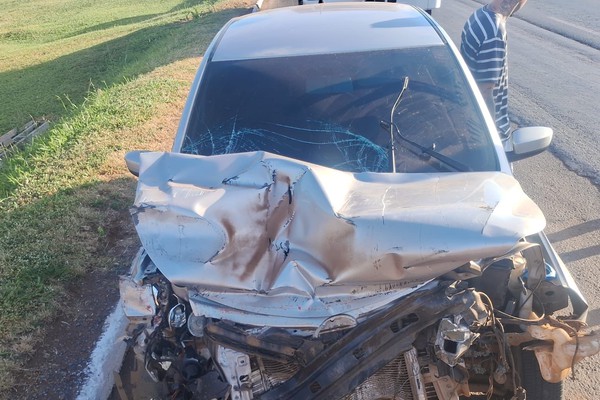 Veículo bate em cheio na traseira de caminhão e deixa duas pessoas feridas na BR 354