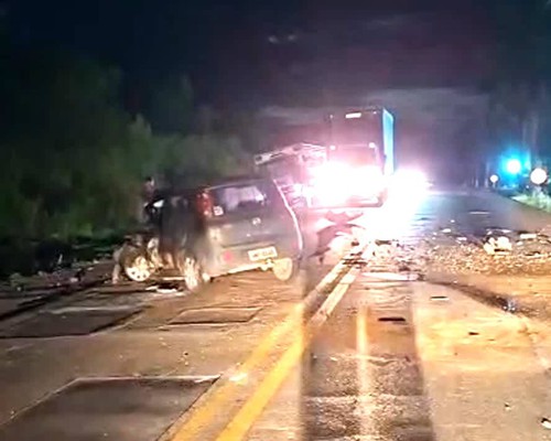 Batida frontal entre veículos de passeio deixa um morto e pelo menos três feridos na BR 365, em Patrocínio
