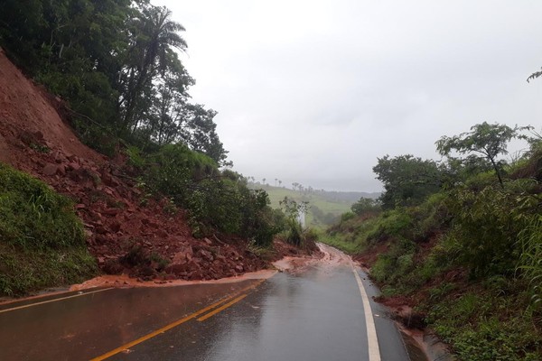 Chuvas provocam mais dois deslizamentos de terra em rodovias da região
