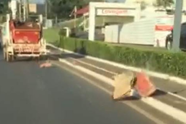 Leitor flagra caminhão-caçamba espalhando lixo e entulho pelas ruas de Patos de Minas