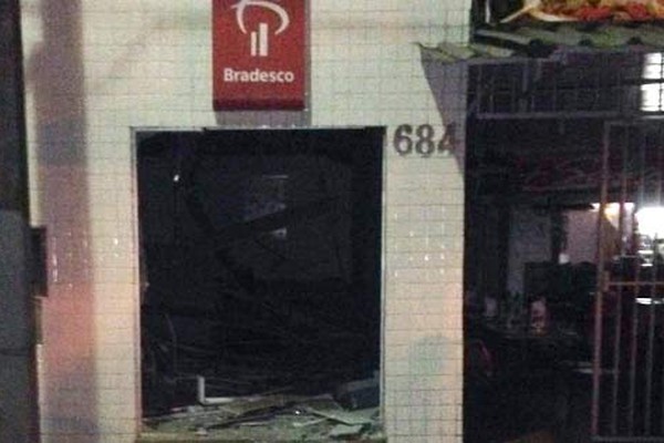 Bandidos explodem caixa eletrônico de agência bancária de Tiros e fogem com todo o dinheiro