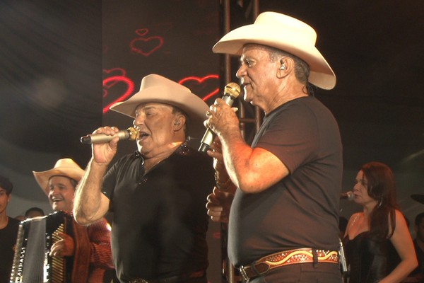 Na boca da multidão: Gino e Geno cantam o sucesso "Bebo pa carai"; veja ao vivo