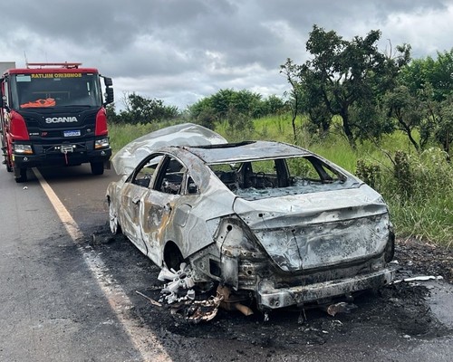 Honda Civic fica completamente destruído após pegar fogo na BR-146 em Santana de Patos