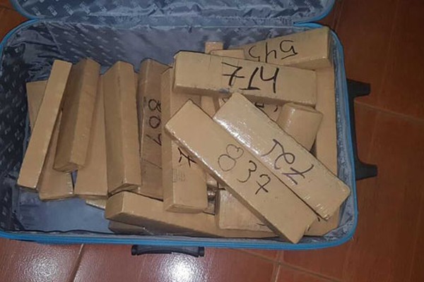 Polícia Rodoviária Federal apreende mala cheia de tabletes de maconha na BR 365