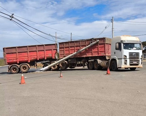 Fiação cai sobre carreta após batida em poste e mobiliza equipes de emergência, em Patos de Minas
