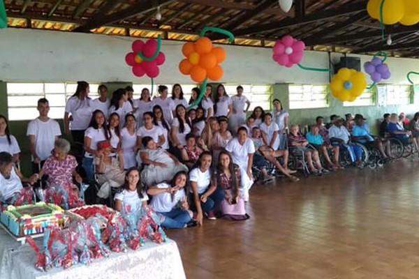Alunos antecipam dia das mães e fazem festa com moradores da Vila Padre Alaor em Patos de Minas