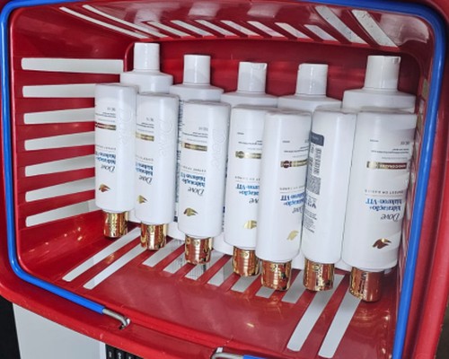 Mulher é flagrada em supermercado escondendo na bolsa mais de R$ 300 em xampus