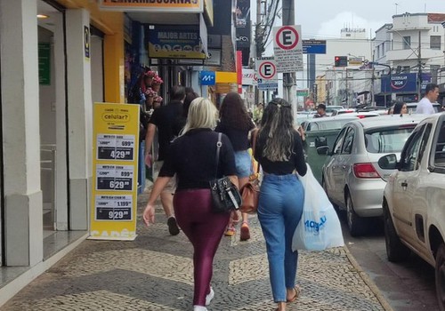 Sem acordo coletivo, SINDEC propõe negociação direta com empresas do comércio; veja percentuais