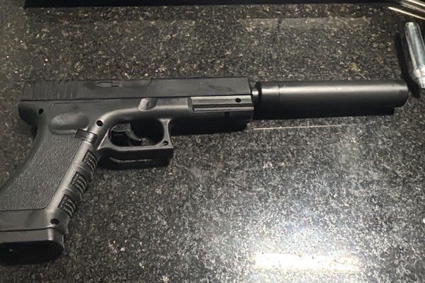 Briga entre vizinhos termina com três homens presos e uma mulher ferida em Patos de Minas