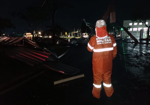 Corpo de Bombeiros atende 16 ocorrências devido à tempestade deste sábado e faz recomendação