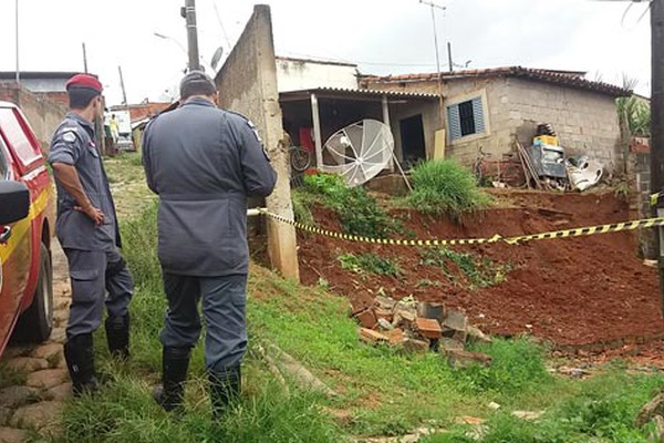 Muro de arrimo desaba no bairro Nossa Senhora Aparecida e Bombeiros interditam duas casas