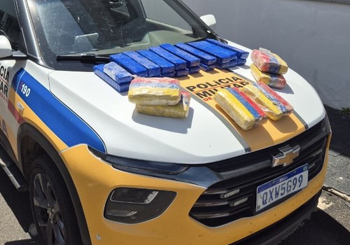 Dupla é presa após ser flagrada transportando 26 barras de maconha em carro na MGC462